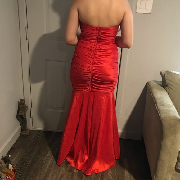 Red Ruched & Sequined Prom Dress💃🏽 - Picture 8 of 8